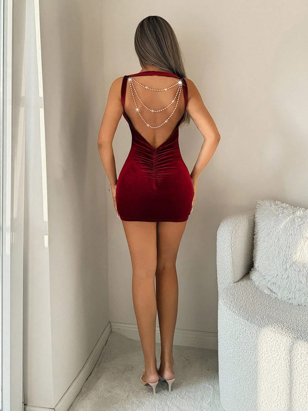 VESTIDO DE MUJER CON CADENA DE PERLAS EN LA ESPALDA