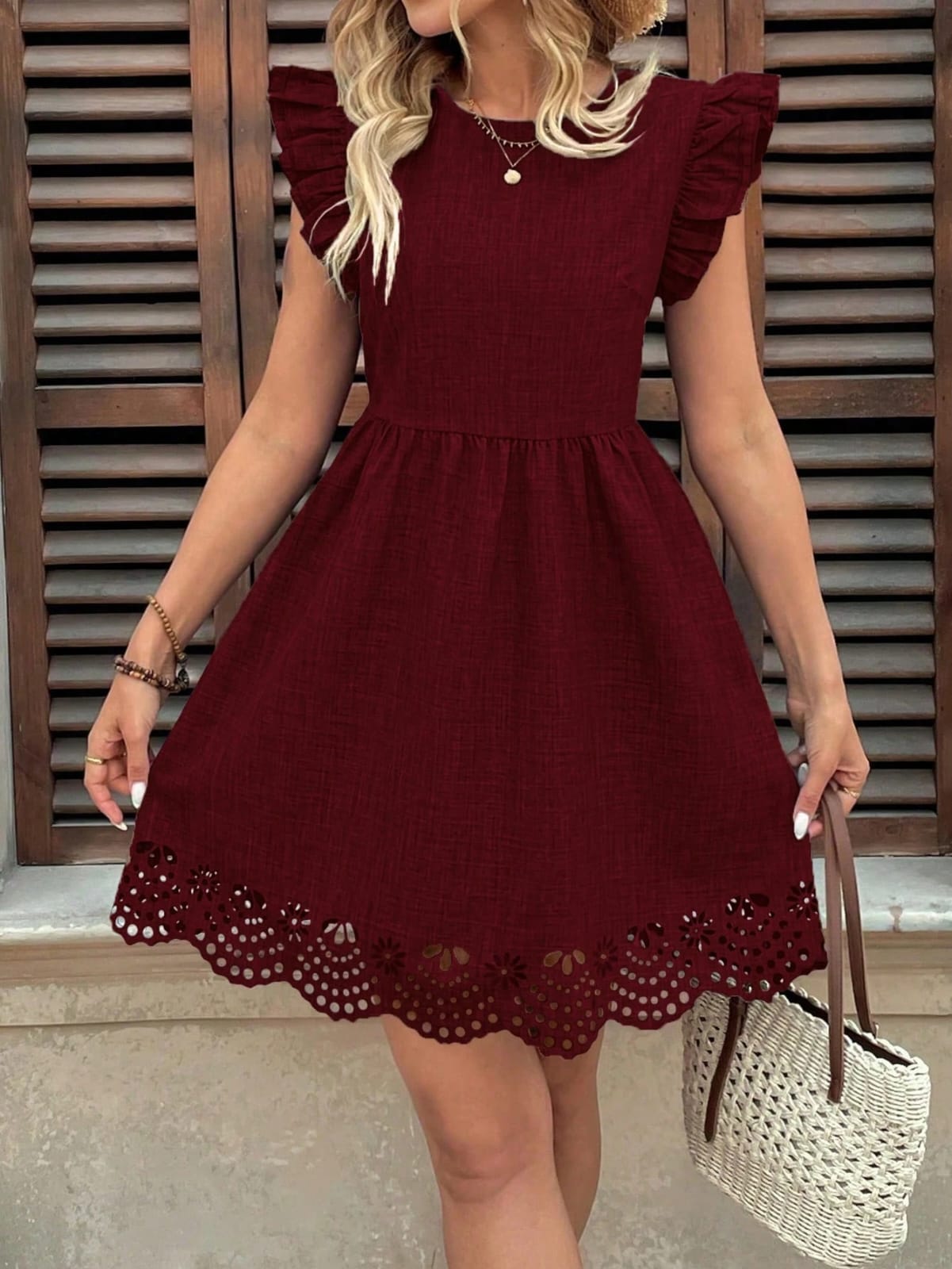 VESTIDO DE MUJER Y BORDE HUECO