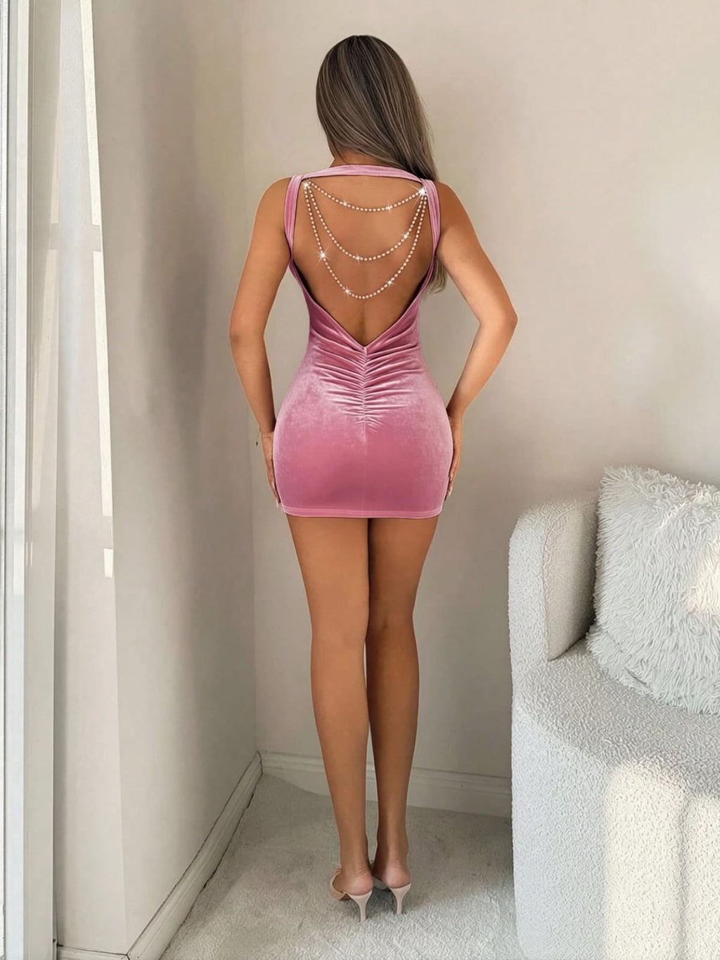 VESTIDO DE MUJER CON CADENA DE PERLAS EN LA ESPALDA