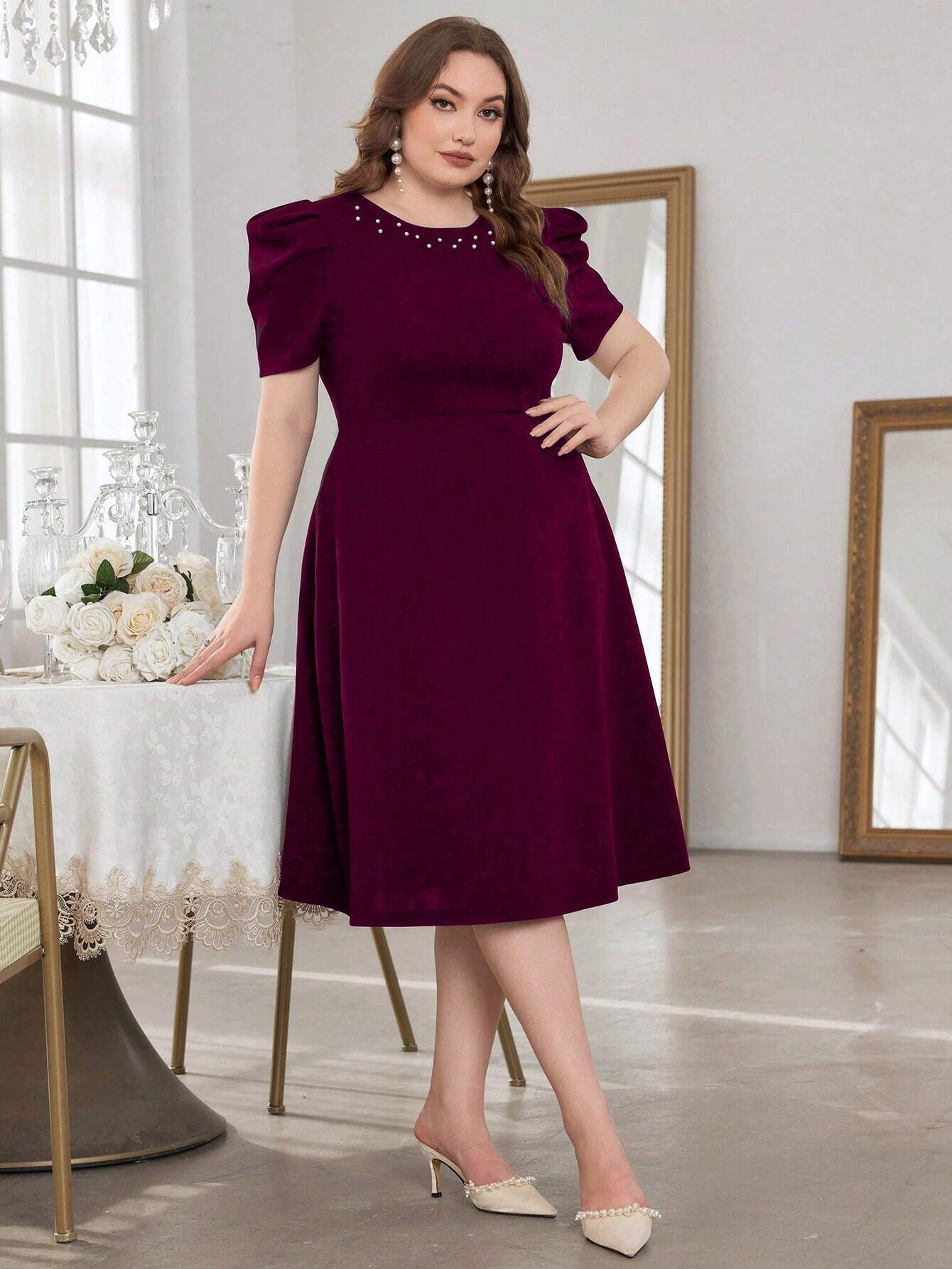 VESTIDO DE MUJER CON DECORACION DE PERLAS EN EL COELLO