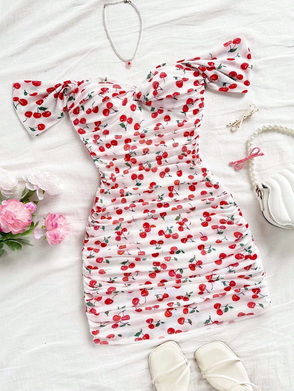 VESTIDO DE HOMBROS DESCUBIERTOS CON ESTAMPADO DE CEREZAS