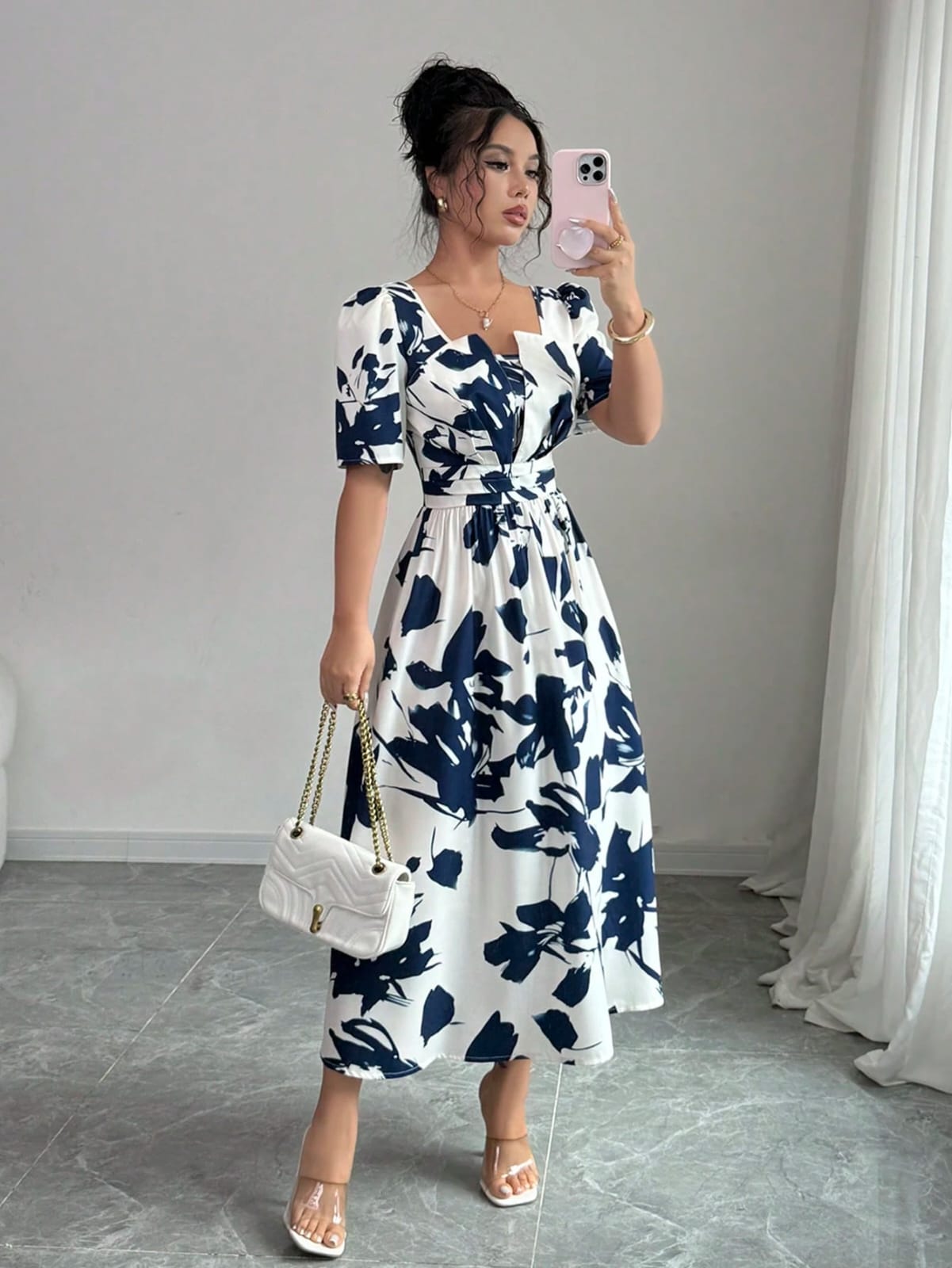 VESTIDO DE MUJER CON ESCOTE CUADRADO Y MANGAS ABULLONADAS