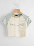 CAMISETA CORTA DE MUJER CON DIBUJOS DE DINOSAURIO