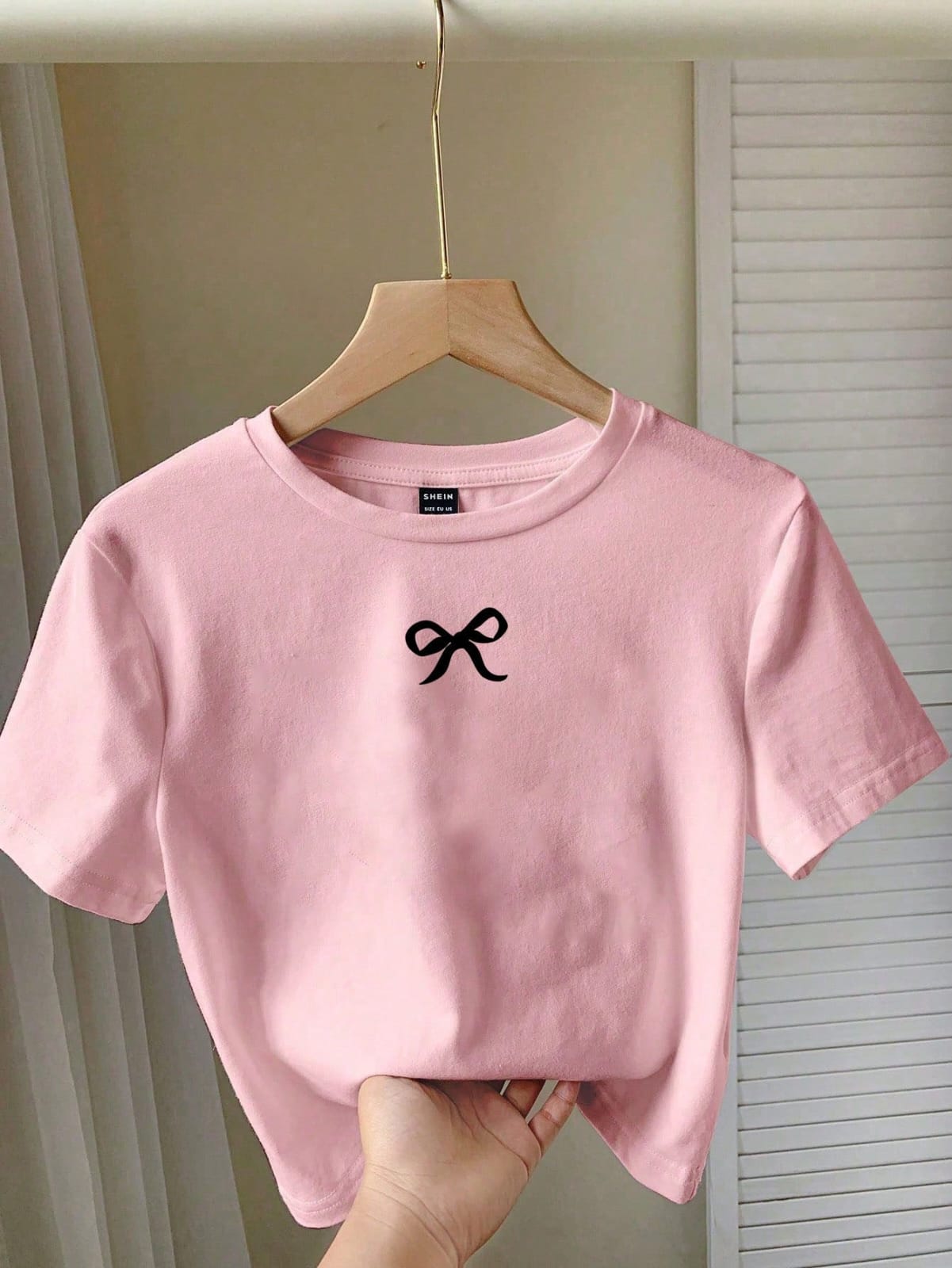 CAMISA ROSADA DE MUJER CON DISEÑO DE MOÑO
