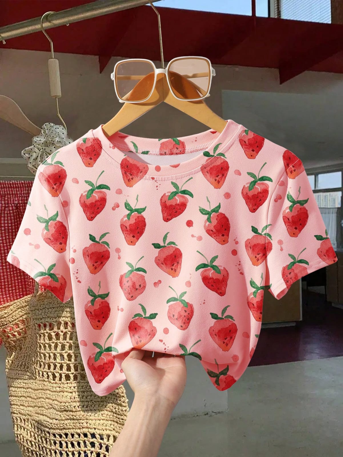 CAMISA DE MUJER ROSADA CON FRESAS