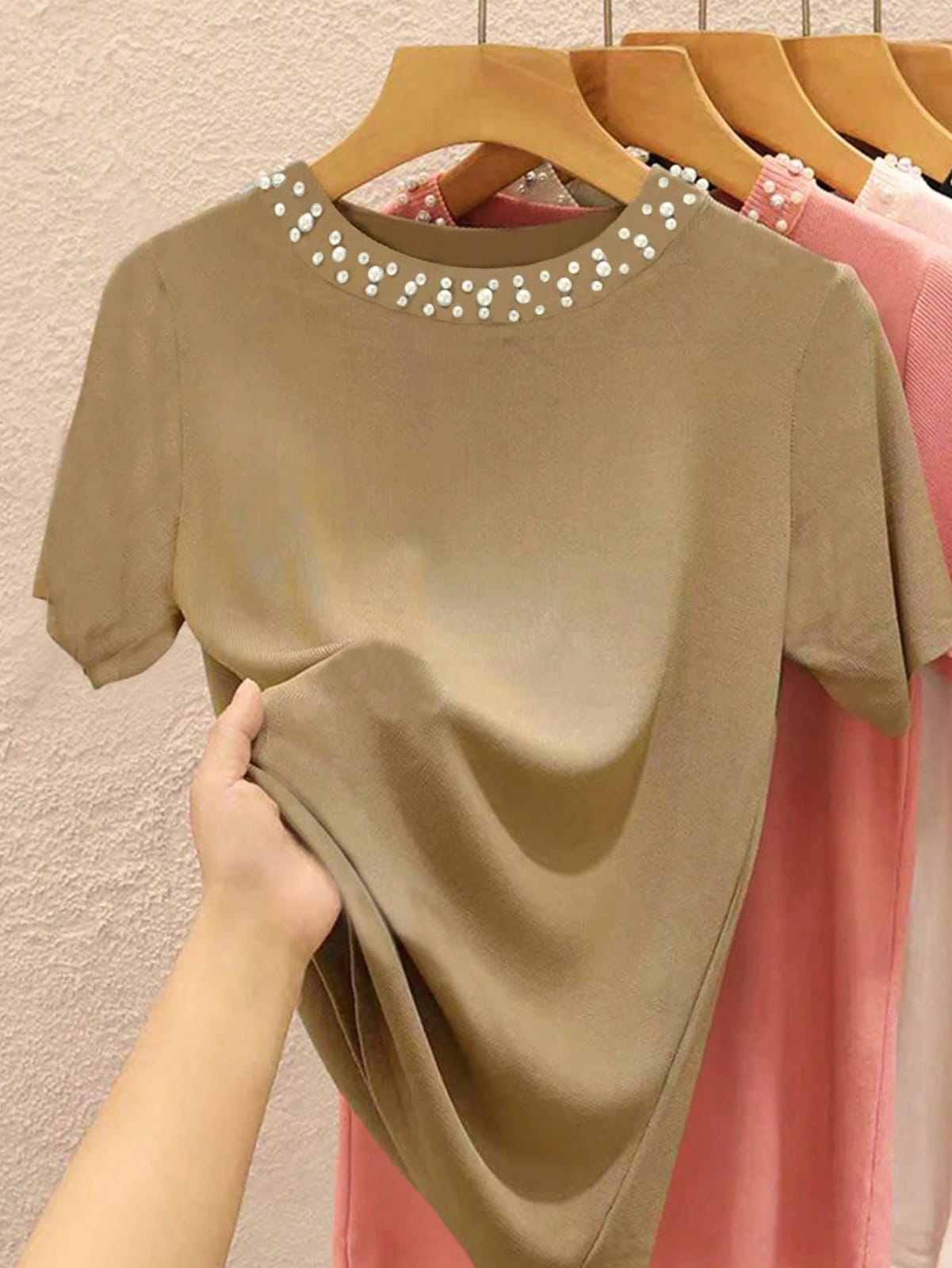 CAMISA CON PERLAS EN EL CUELLO