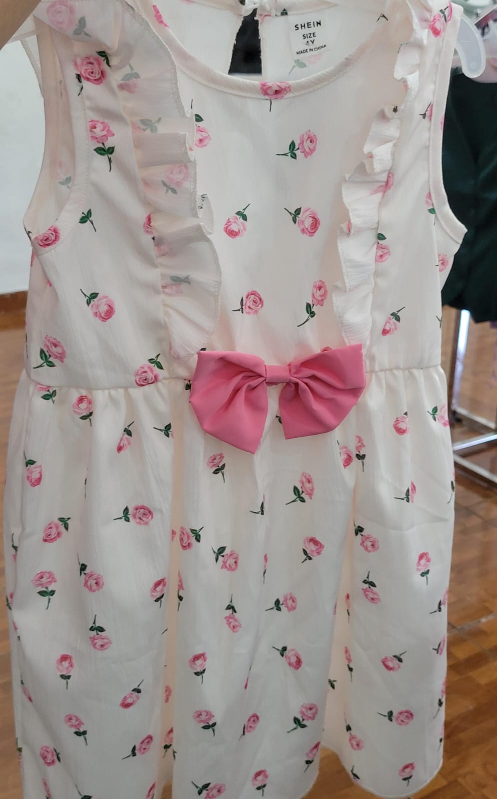 VESTIDO DE NIÑA COLOR BLANCO CON FLOR ROSADAS TALLA 4 AÑOS 50000183