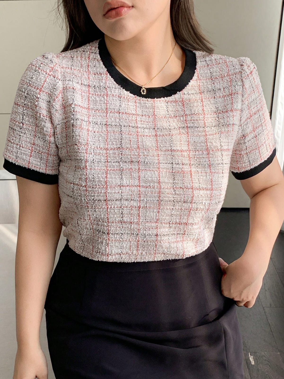 CAMISA COLOR BEIS CON NEGRO EN LAS MANGAS TALLA M 0005779
