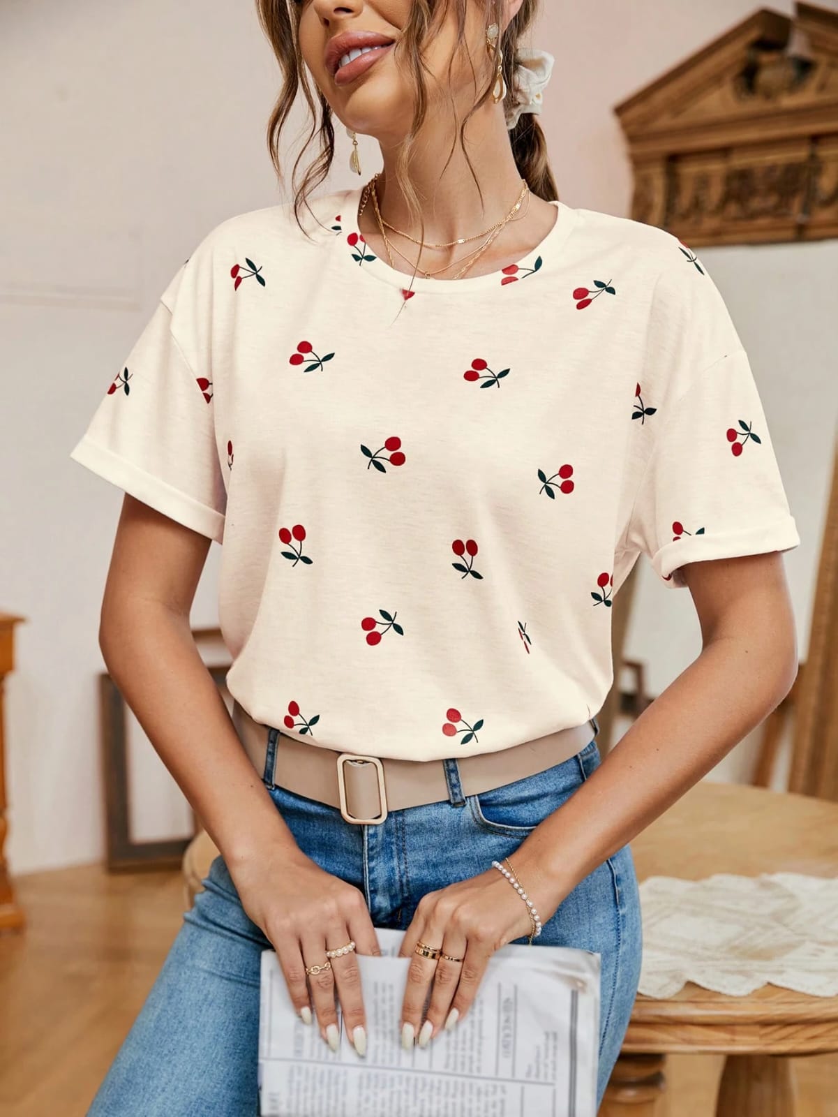 CAMISETA BEIGE CON DISEÑO DE CEREZAS