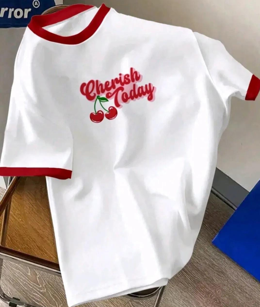 CAMISA BLANCA CON BORDES ROJO DE MUJER
