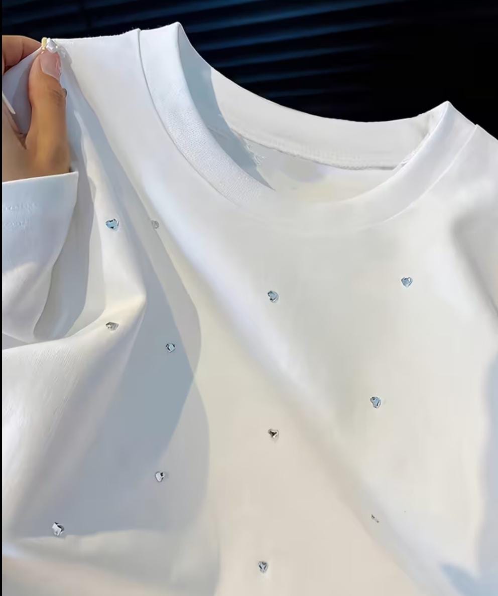 CAMISA BLANCA CON BRILLO DE CORAZON DE MUJER