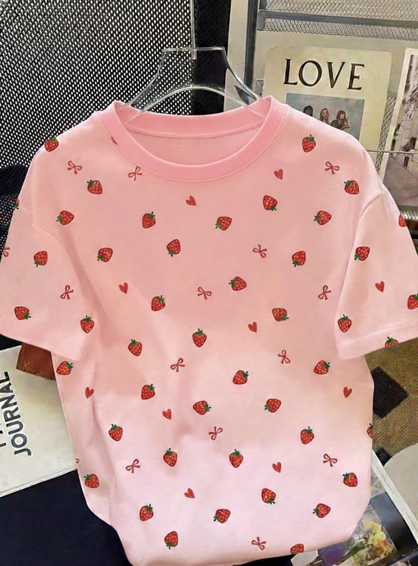 CAMISA DE MUJER ROSADA CON DISEÑO DE FRESA Y MOÑOS