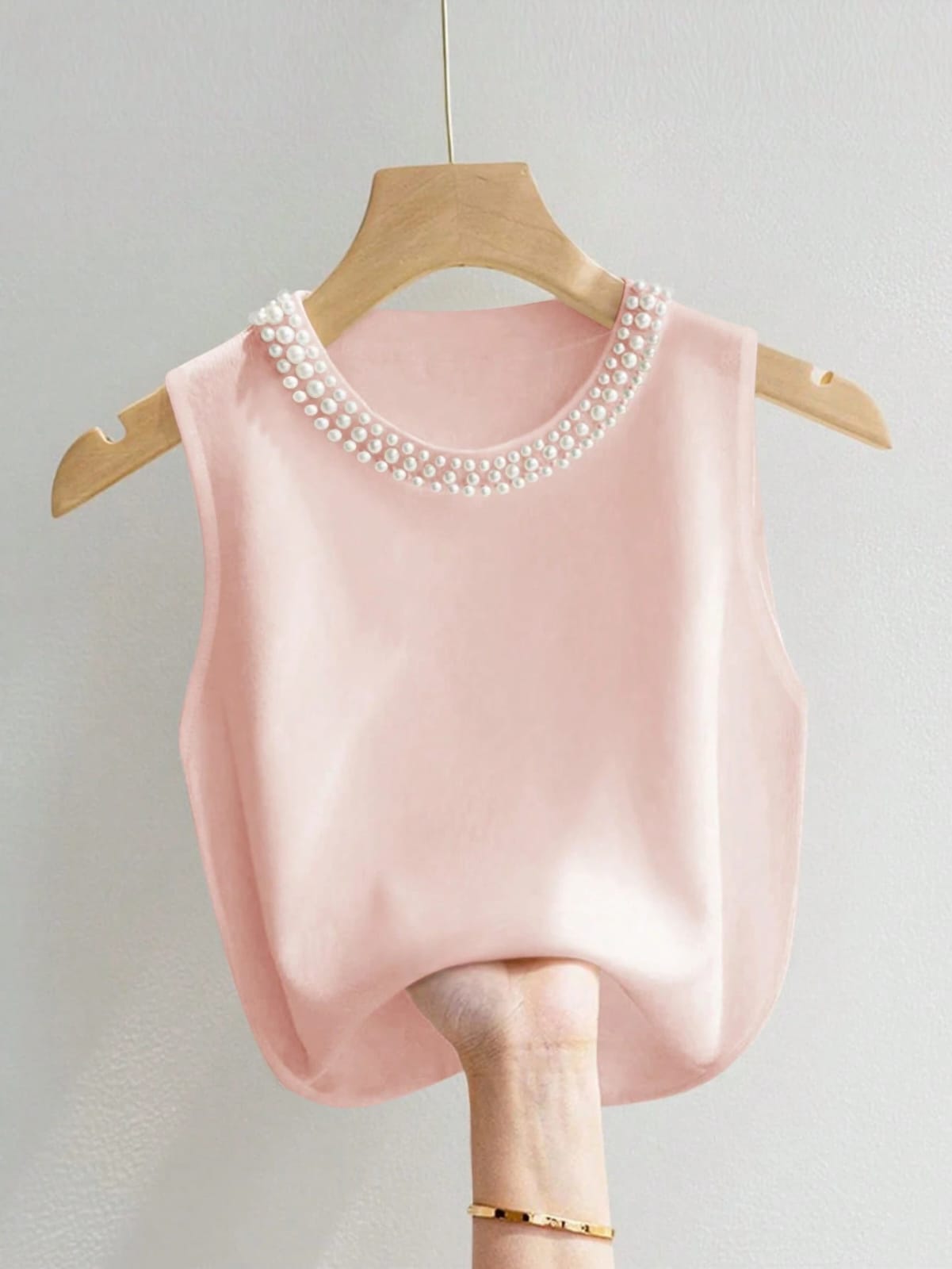CAMISA CON PERLAS EN EL CUELLO DE MUJER