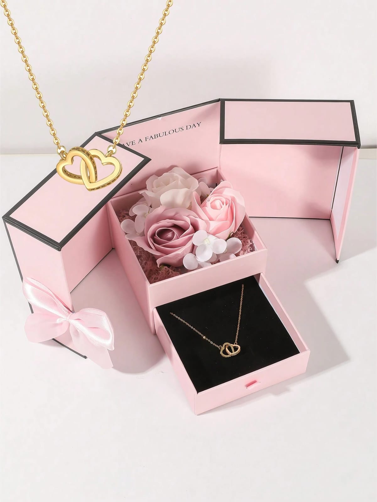 CAJITA CON REGALO Y CON CADENITA