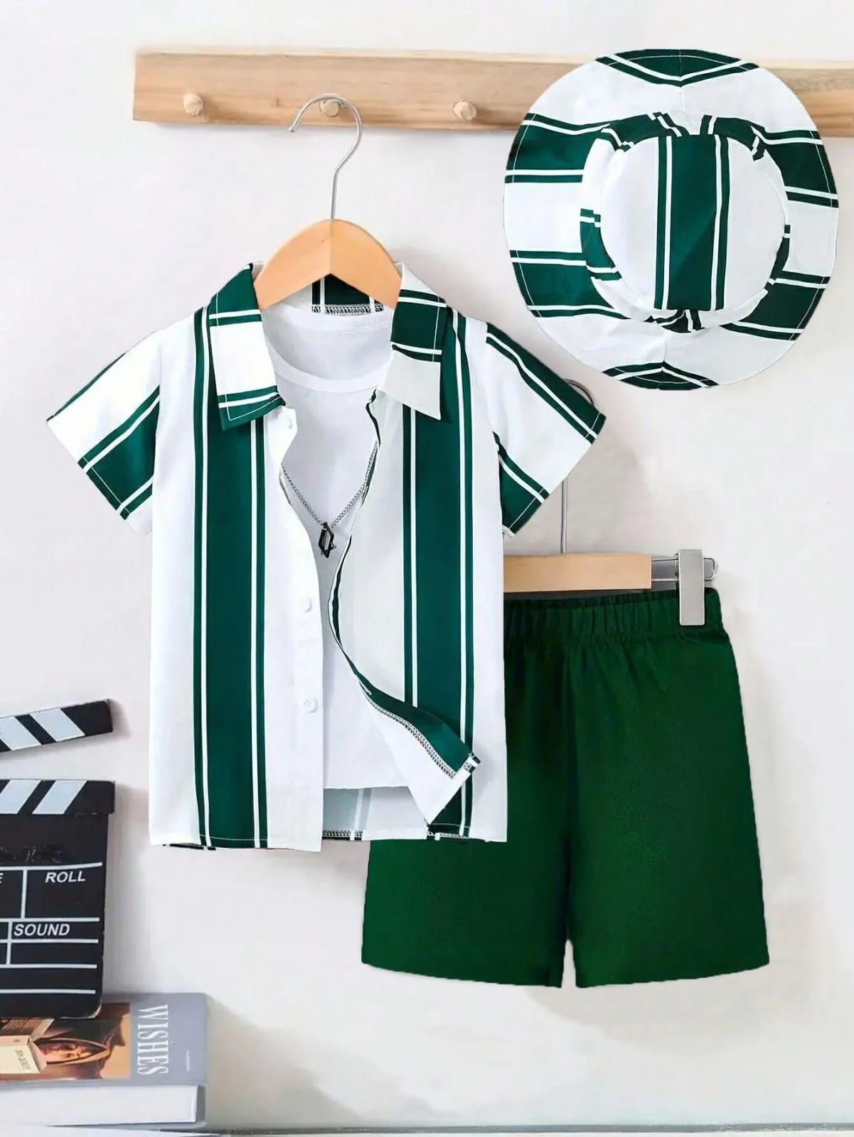 CONJUNTO DE NIÑO CON RAYAS BLANCAS