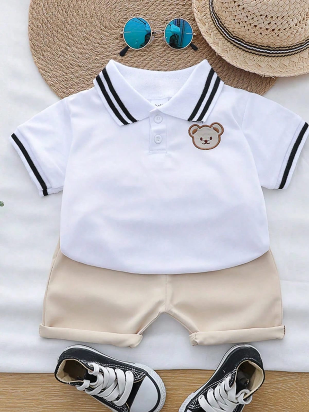 CONJUNTO BLANCO CON BORDES NEGRO Y CALSONETA BEIS