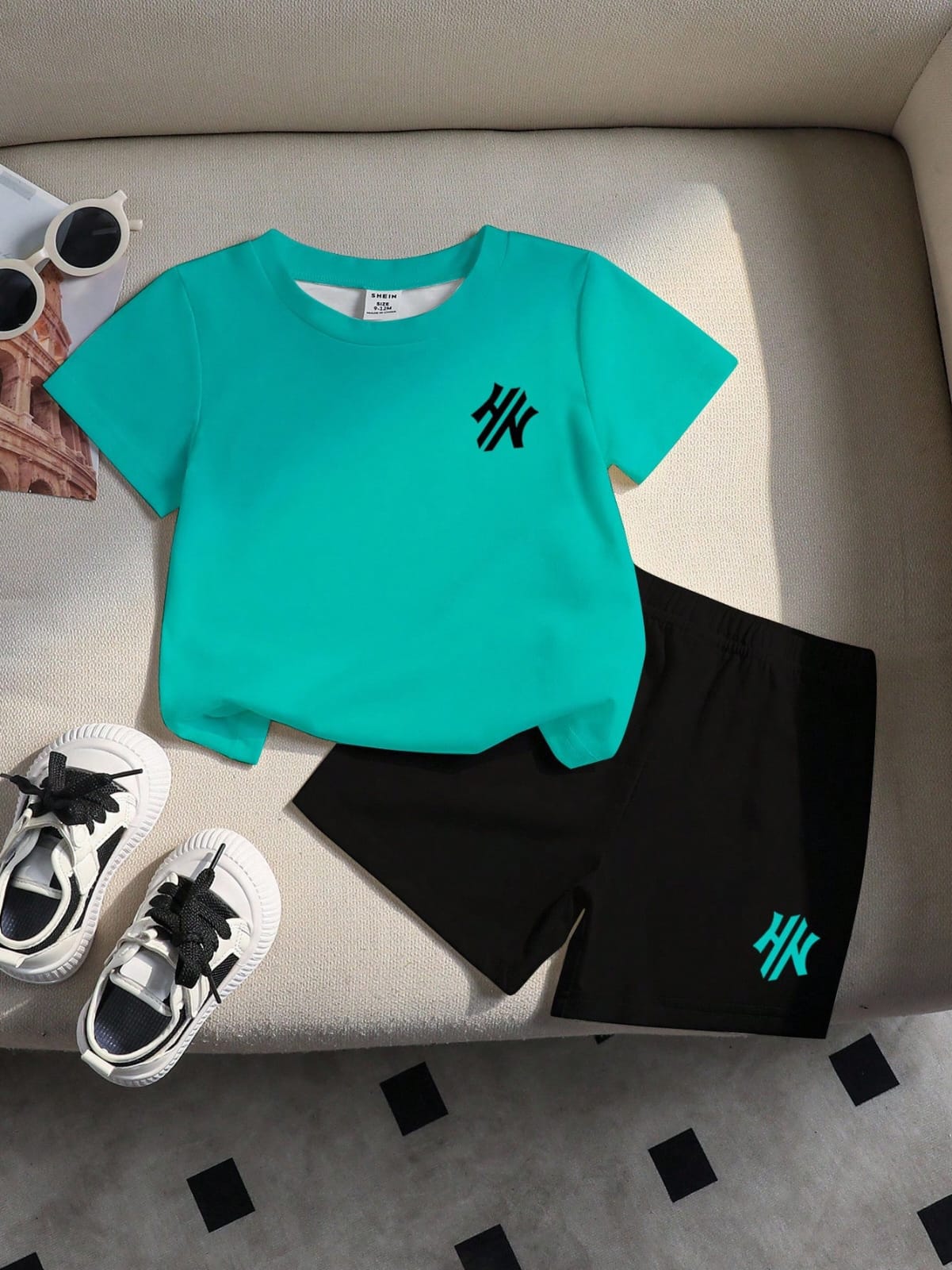 CONJUNTO CON ESTAMPADO DE LETRAS