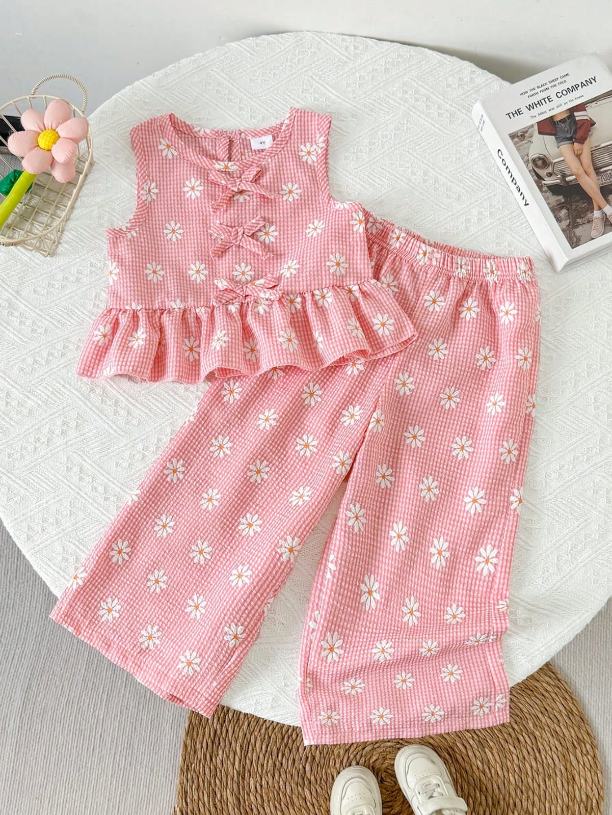 CONJUNTO CON FLORES BORDADAS