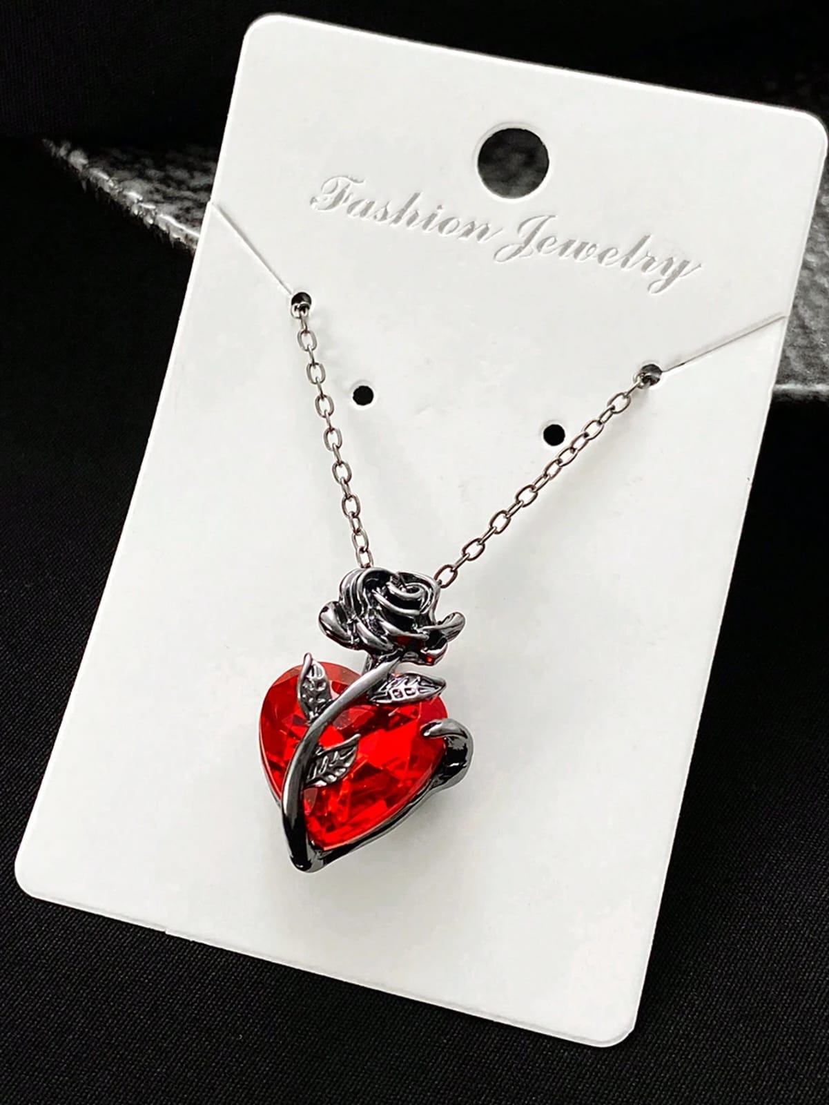 CADENA DE CORAZON ROSA EN EL CENTRO DE MUJER 0008640