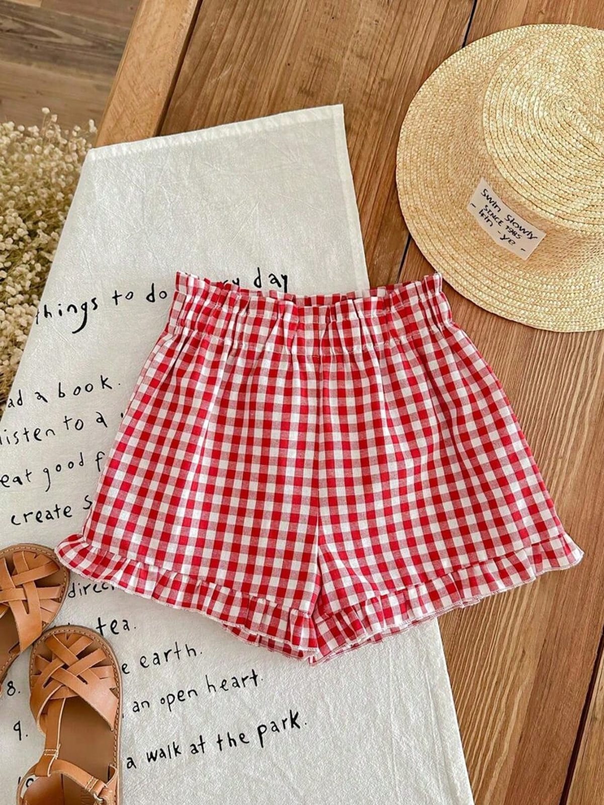 SHORT CORTO CON ESTANPADO DE CUADROS COLOR ROJO