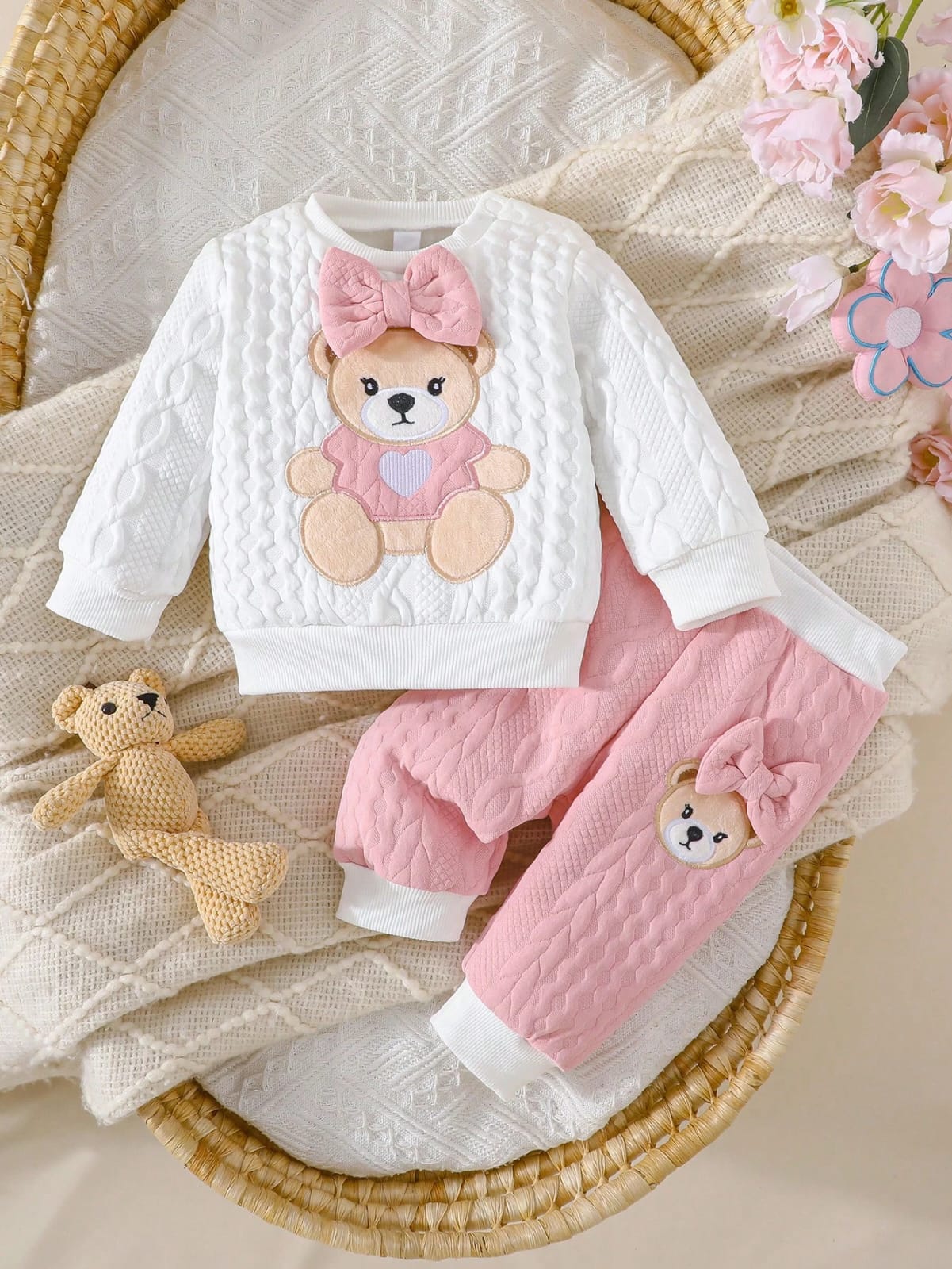 CONJUNTO DE NIÑA CON BORDADOS