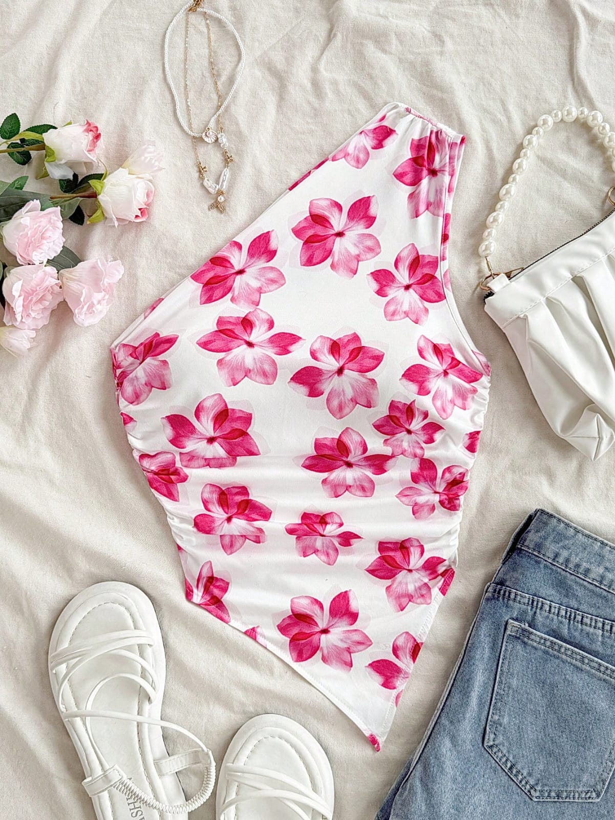 TOP CON ESTANPADO DE FLOR ROSA