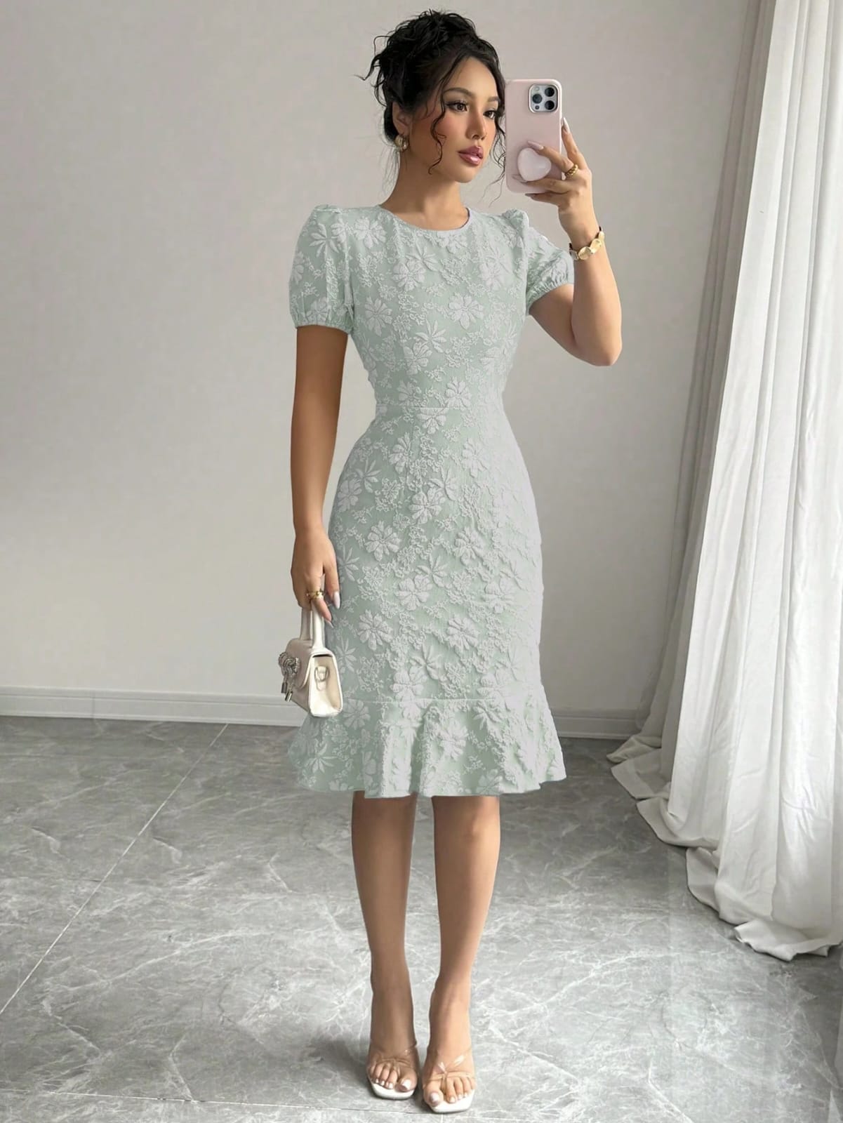 VESTIDO CON FLORES BLANCAS BORDADAS DE MUJER