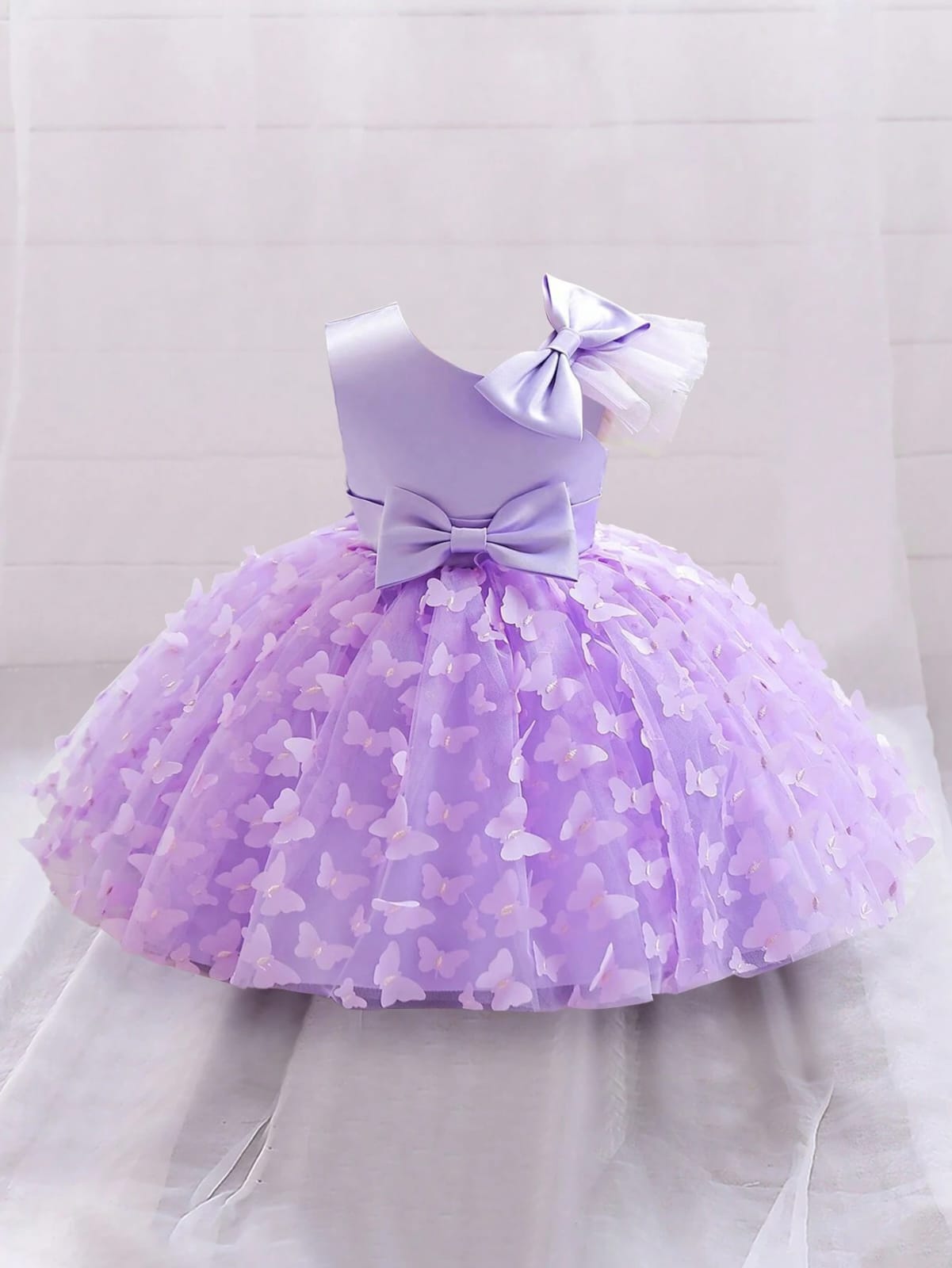 VESTIDO DE NIÑA CON DISEÑOS DE MARIPOSAS