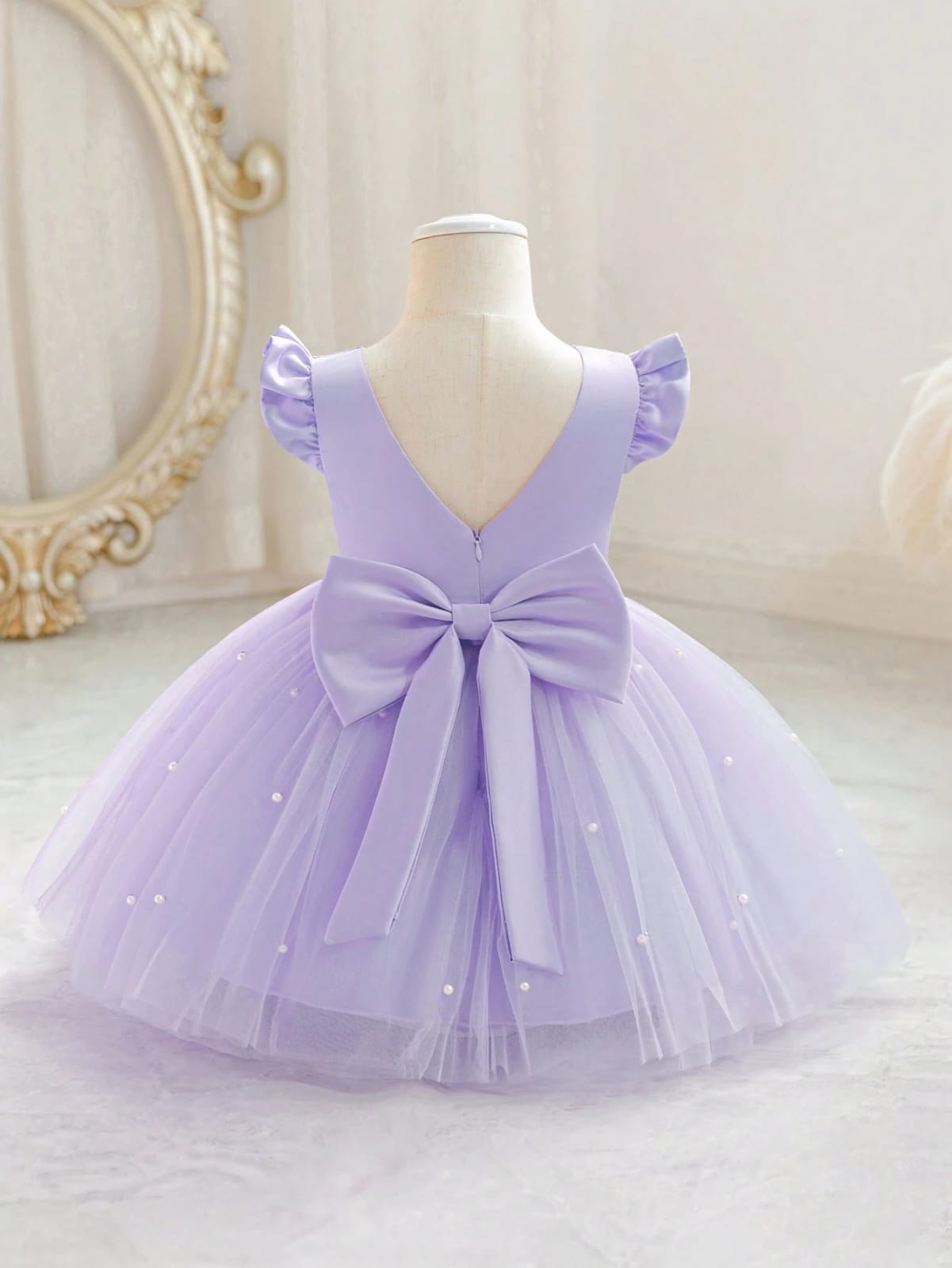 VESTIDO MORADO CON PERLAS DE NIÑA