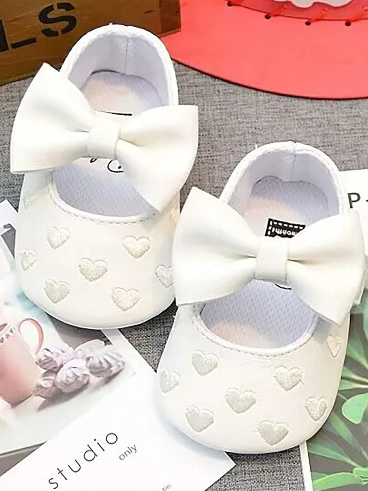 ZAPATOS BLANCOS CERRADOS DE NIÑA