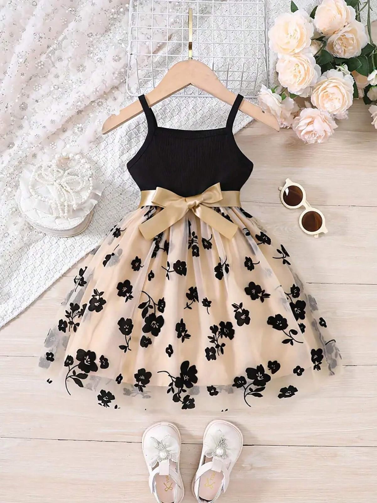 VESTIDO DE NIÑA CON ESTAMPADO DE FLORES COLOR NEGRO