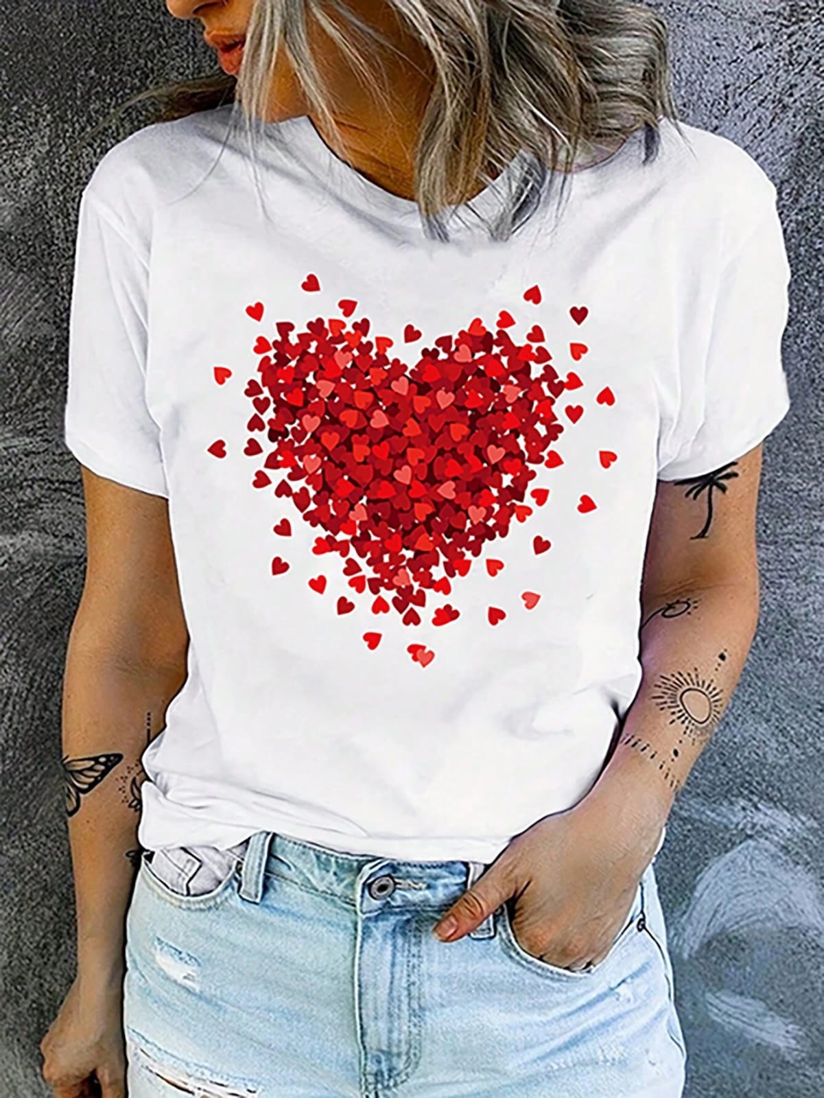 CAMISETA BLANCA CON ESTAMPADO DE CORAZÓN DE MUJER