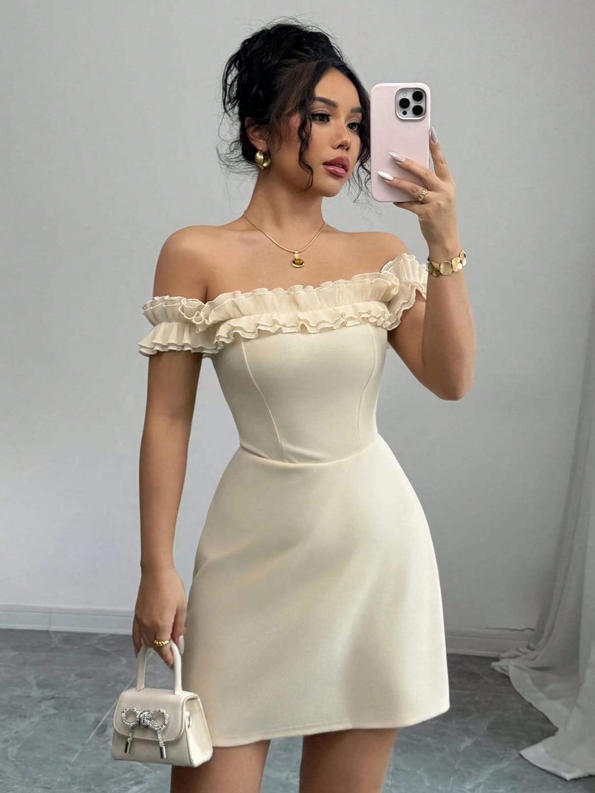 VESTIDO DE MUJER CON HOMBROS DESCUBIERTOS