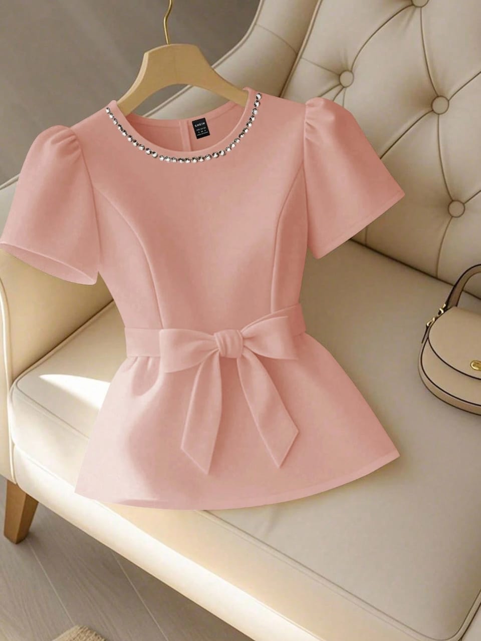 BLUSA DE MUJER CON PERLAS EN EL CUELLO INCLUYE FAJA