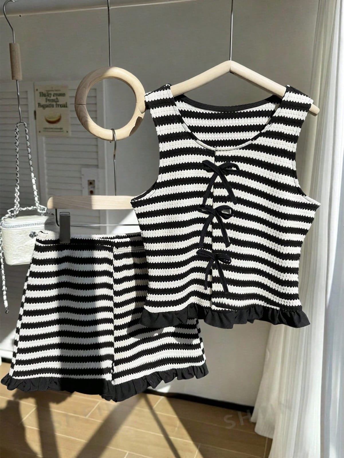 CONJUNTO CON TOP SIN MANGAS CON MOÑOS Y CHORTS