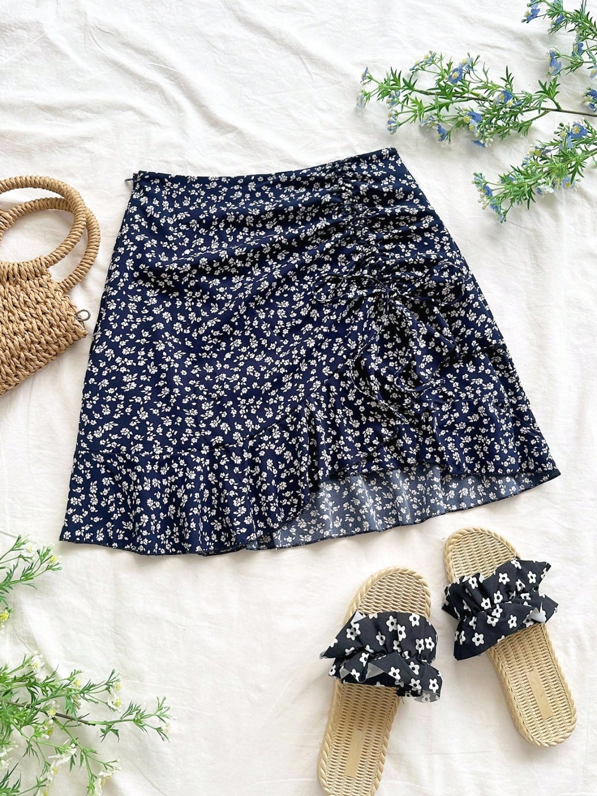 MINI FALDA AZUL CON FLORES BLANCAS