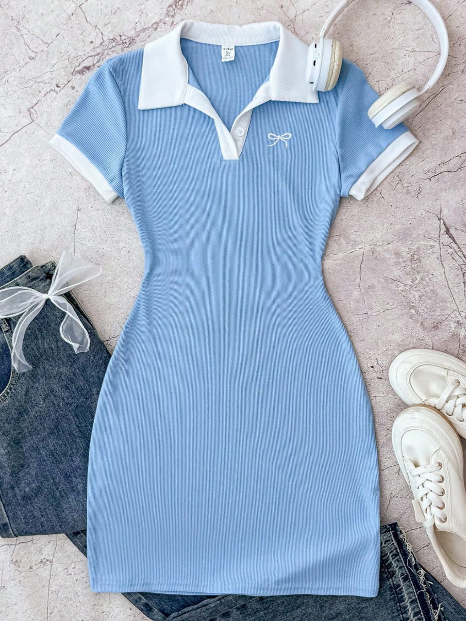 VESTIDO CORTO Y PEGADO DE NIÑA