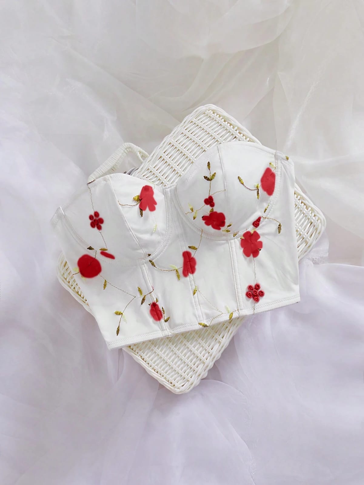 TOP DE MUJER ESCOTADO CON ROSAS