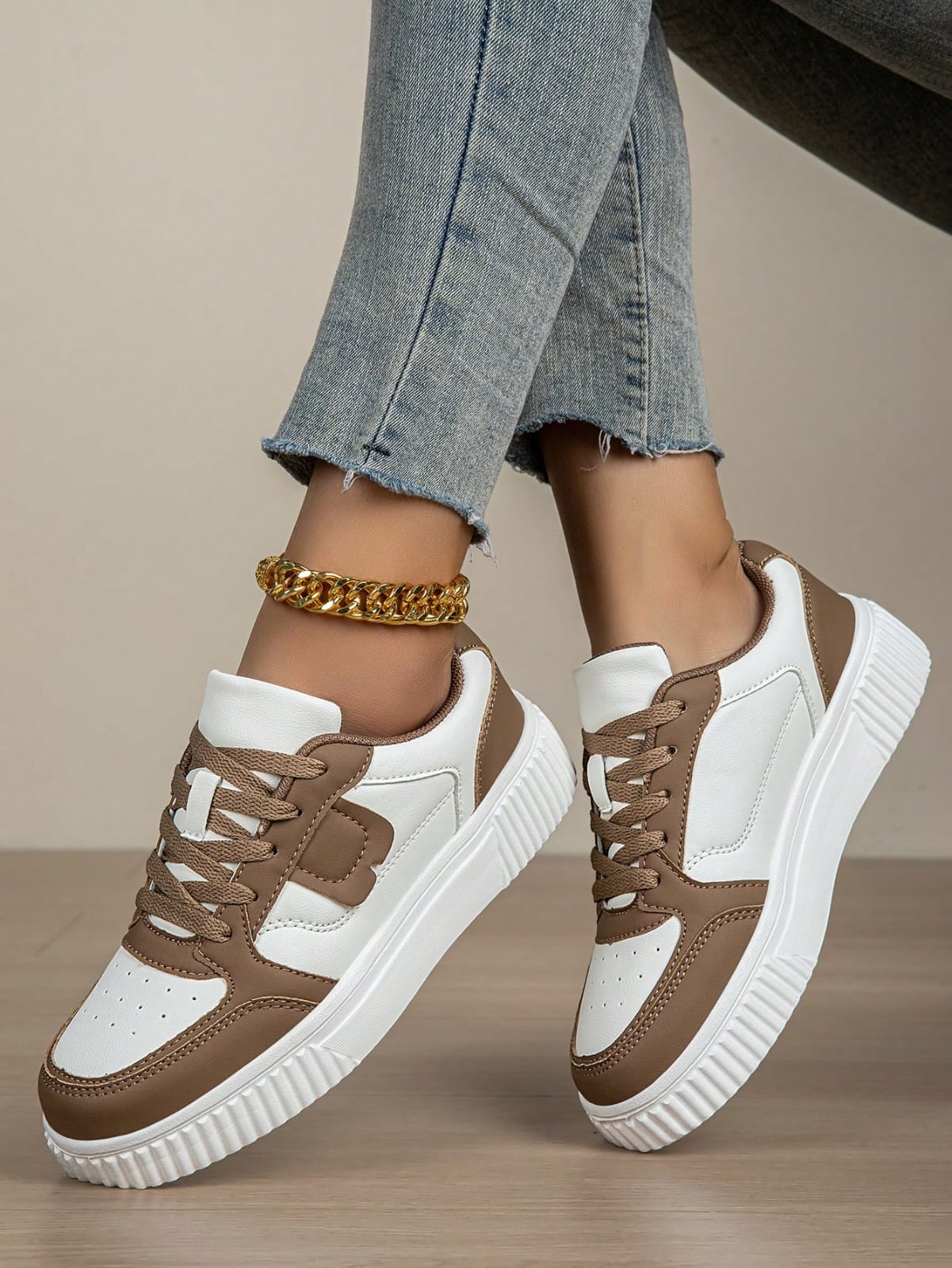 TENIS BLANCOS Y CAFE DE MUJER
