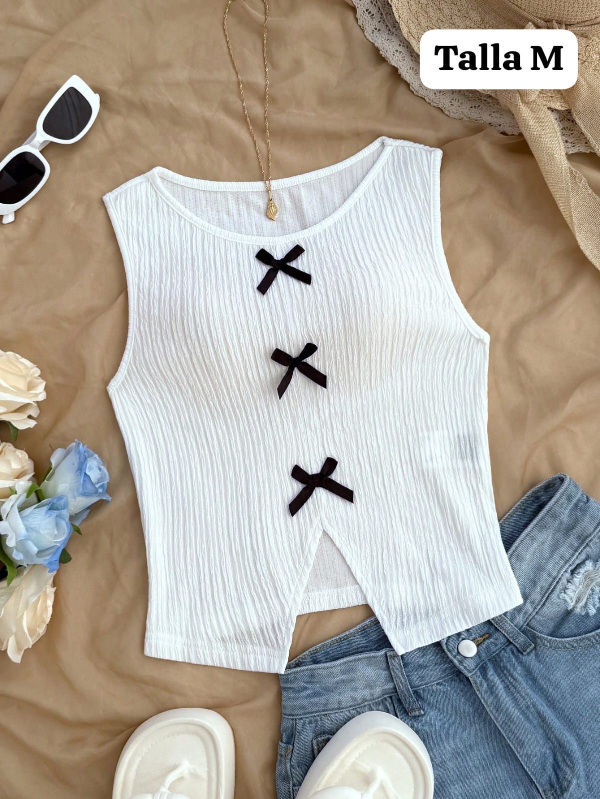 BLUSA BLANCA CON CHONGOS NEGROS