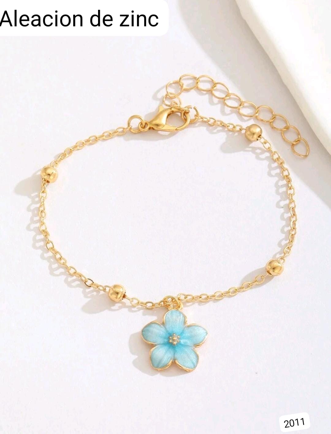 PULSERA DORADA DE FLOR CELESTE