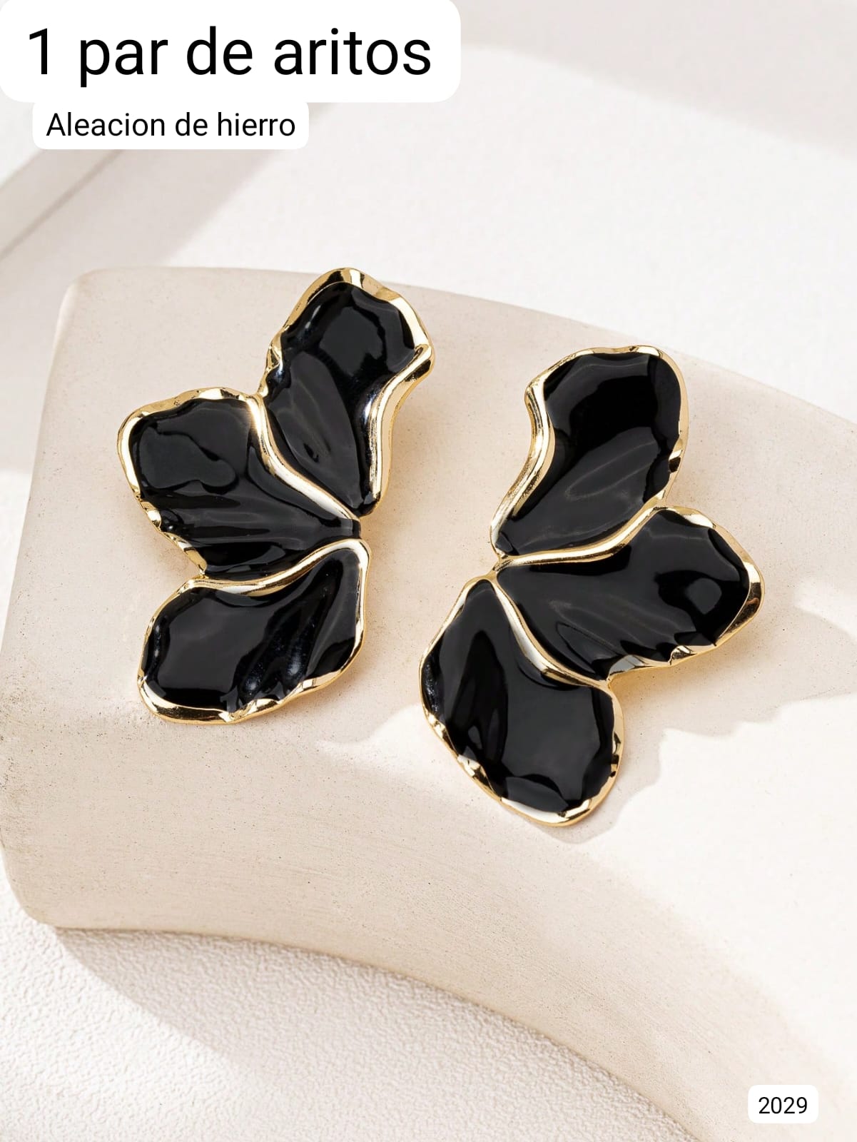 PAR DE ARETES ESTILO OJAS DE FLOR