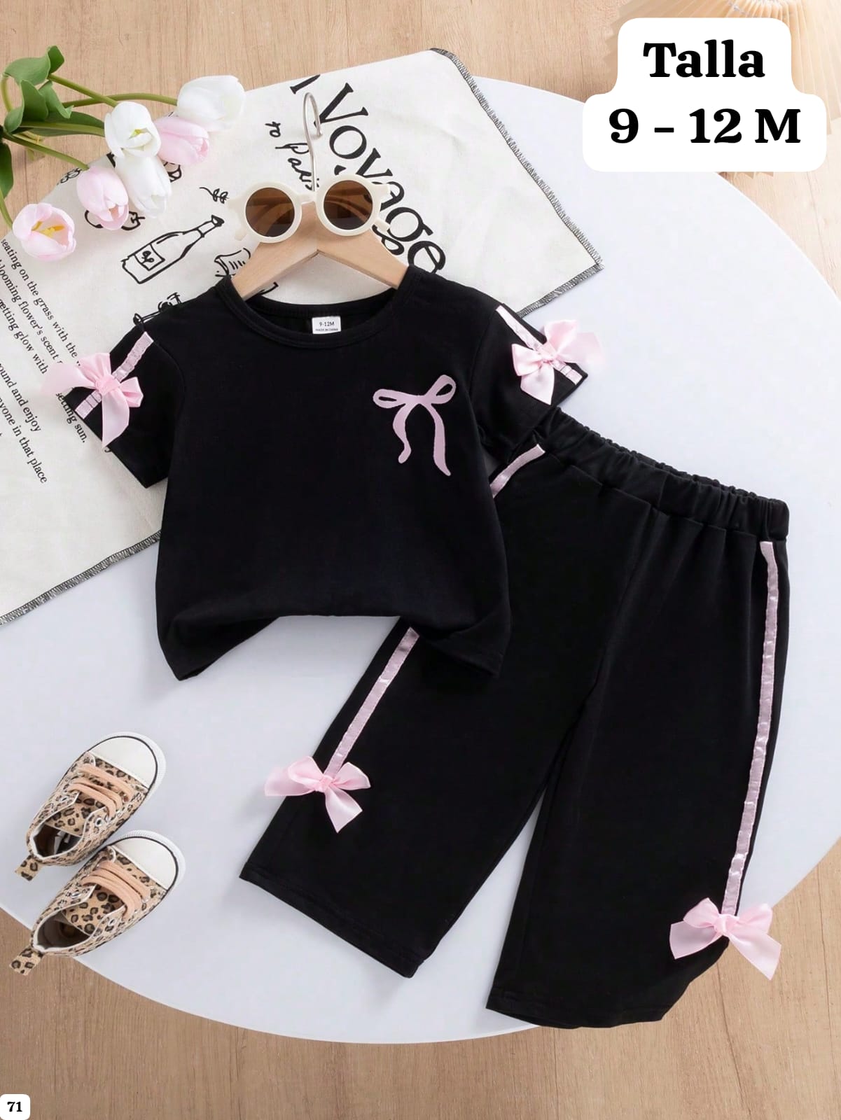 CONJUNTO DE PANTALONETA NEGRA CON CHONGOS ROSAS DE NIÑA