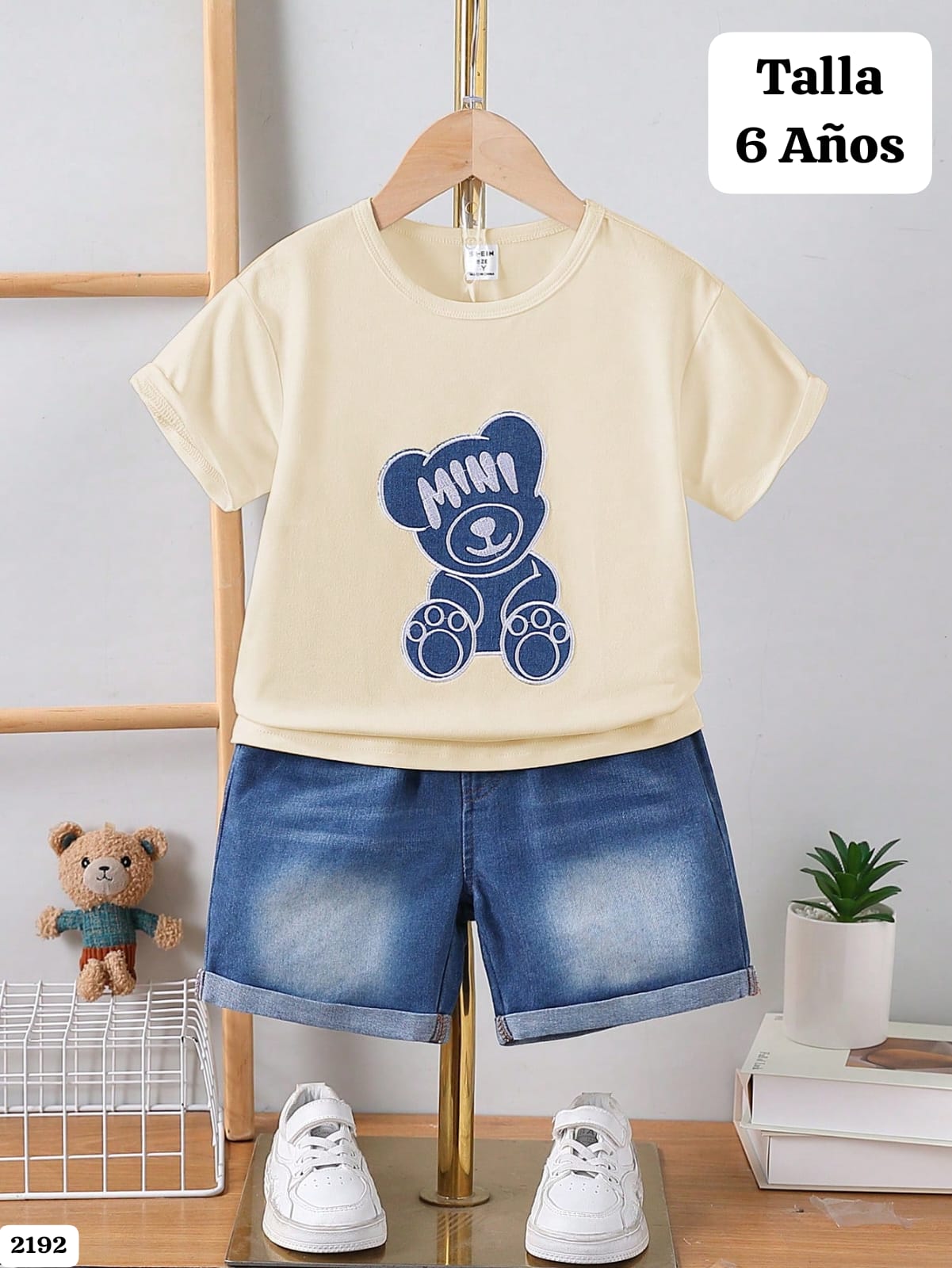 CONJUNTO DE SHORT Y CAMISA BEIGE DE OSO AZUL DE NIÑO