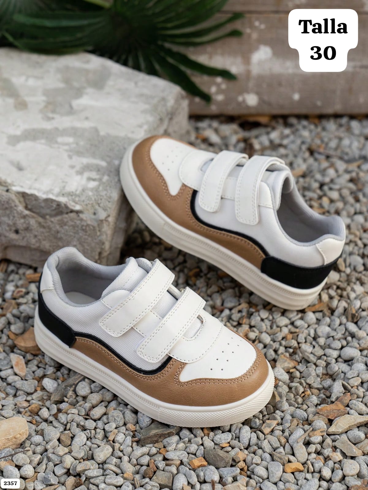 TENIS BLANCOS CON CAFÉ Y NEGRO DE NIÑO TALLA 30