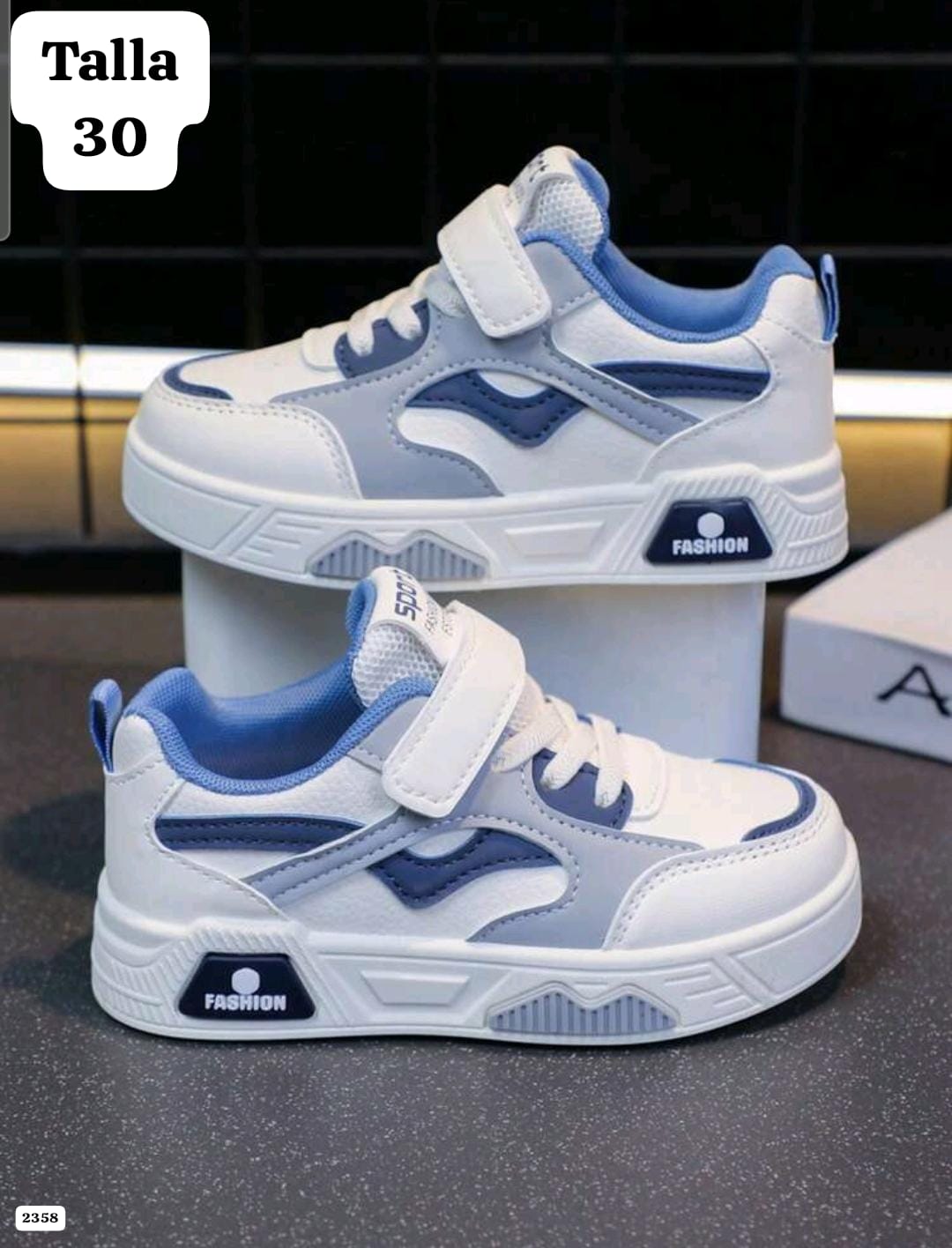 TENIS BLANCOS CON AZUL Y GRIS DE NIÑO TALLA 30