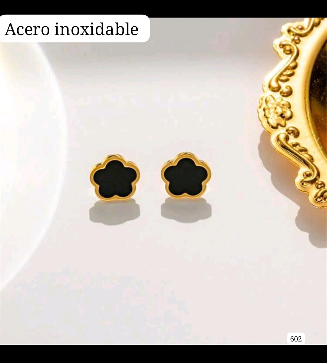 PAR DE ARITOS NEGROS DE FLOR