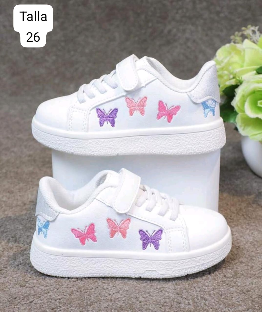TENIS BLANCAS CON MARIPOSAS DE COLORES
