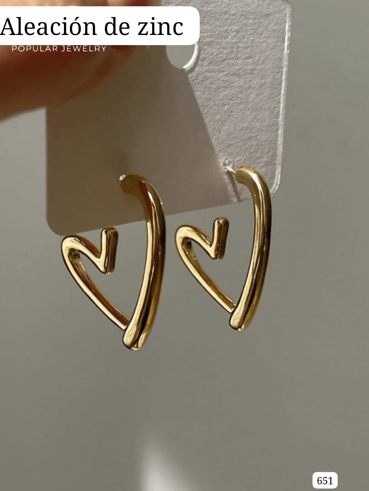 PAR DE ARETES DORADOS DE CORAZÓN