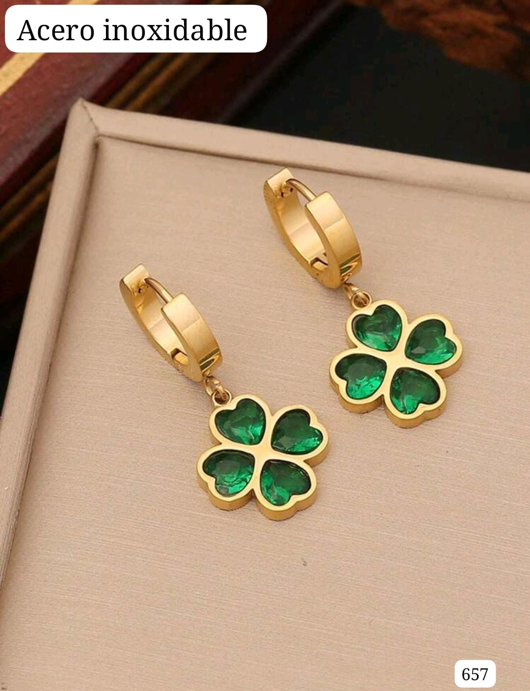 ARETES DORADOS CON HOJAS DE TREBOL